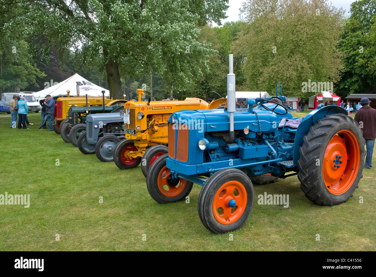 Oldtimer Traktoren auf ein Land zeigen. Stockfoto