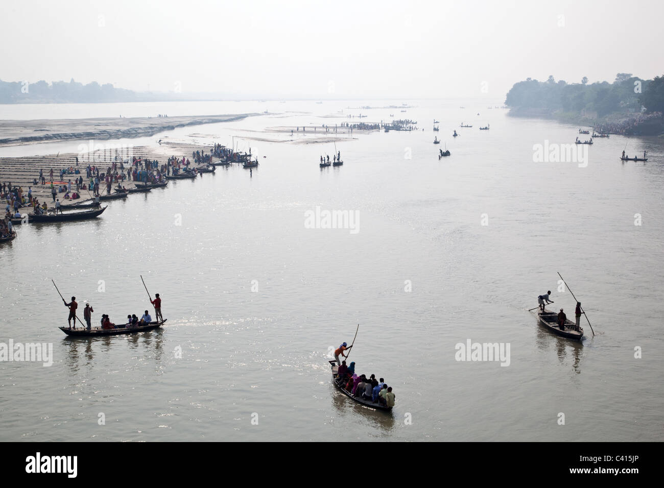 Schiffe mit Pilgern überqueren Gandak Fluss in Sonepur, Sonepur Mela in Sonepur nahe Patna in Bihar Zustand, Indien. Stockfoto