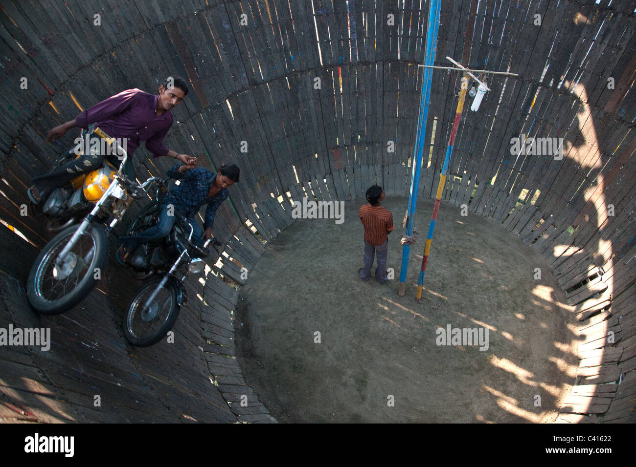 Motorradfahrer durchführen, in dem auch der Tod im Sonepur Mela in Sonepur nahe Patna und Hajipur in Bihar Zustand, Indien. Stockfoto