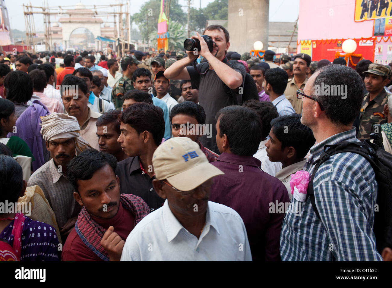 Ein ausländischer Tourist und Fotograf in der Menge am Sonepur Mela in Sonepur nahe Patna und Hajipur in Bihar Zustand, Indien. Stockfoto