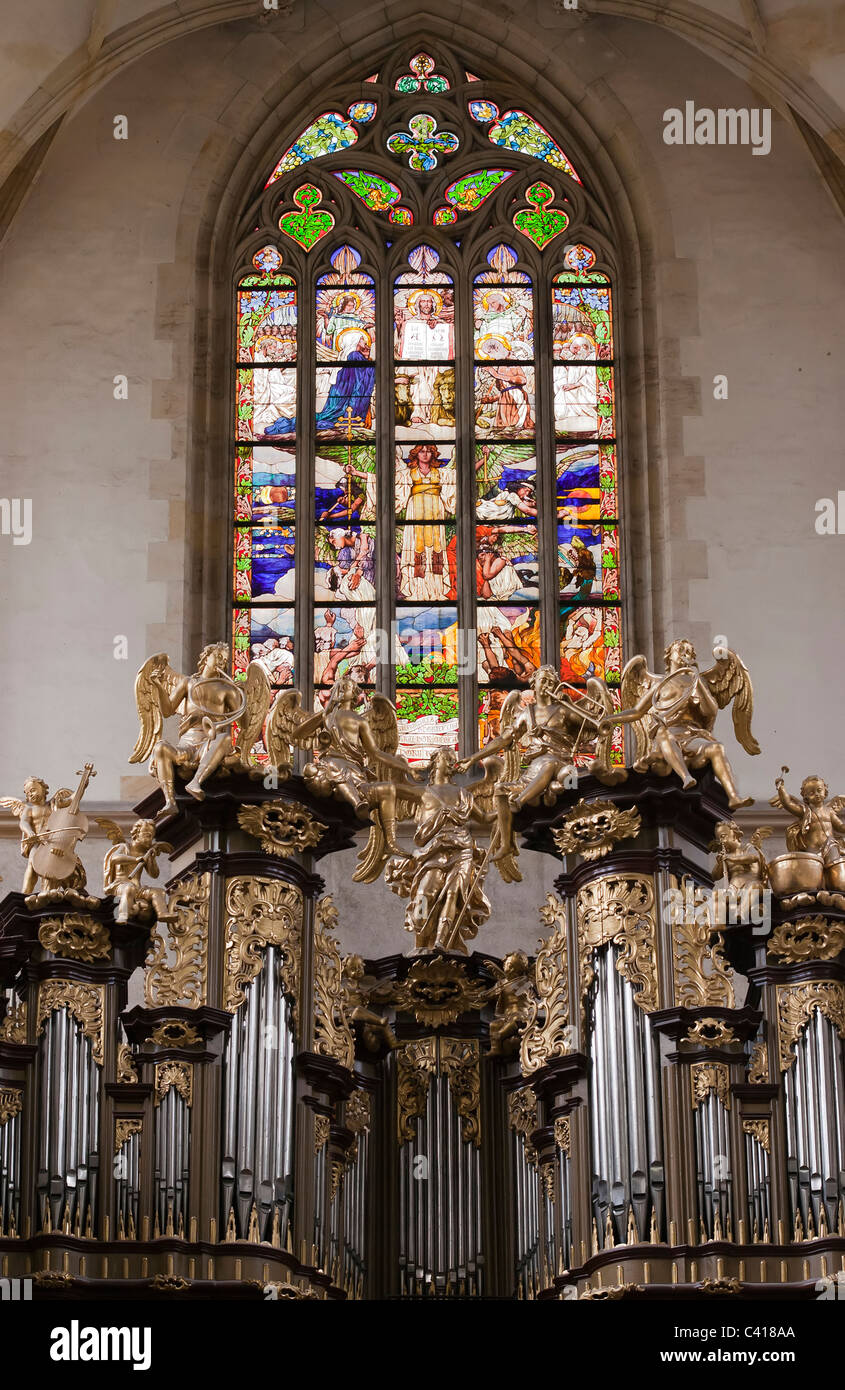 St. Barbara Kirche - Orgelempore und Glasfenster in der Kirche Stockfoto