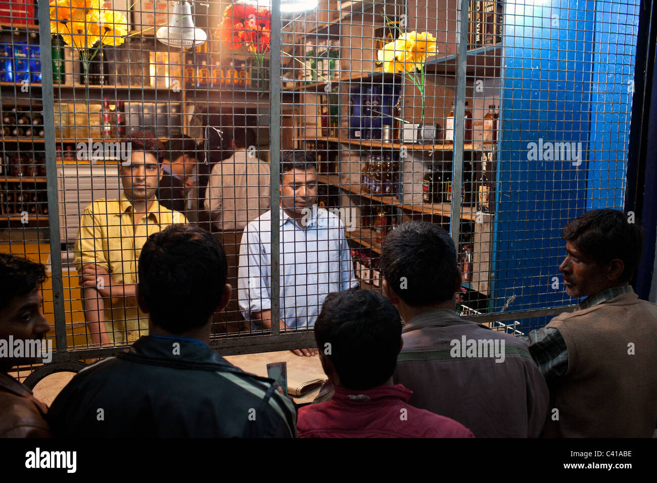 Kunden, die Alkohol in einer Weinhandlung in Srinagar, Jammu und Kaschmir, Indien. Stockfoto