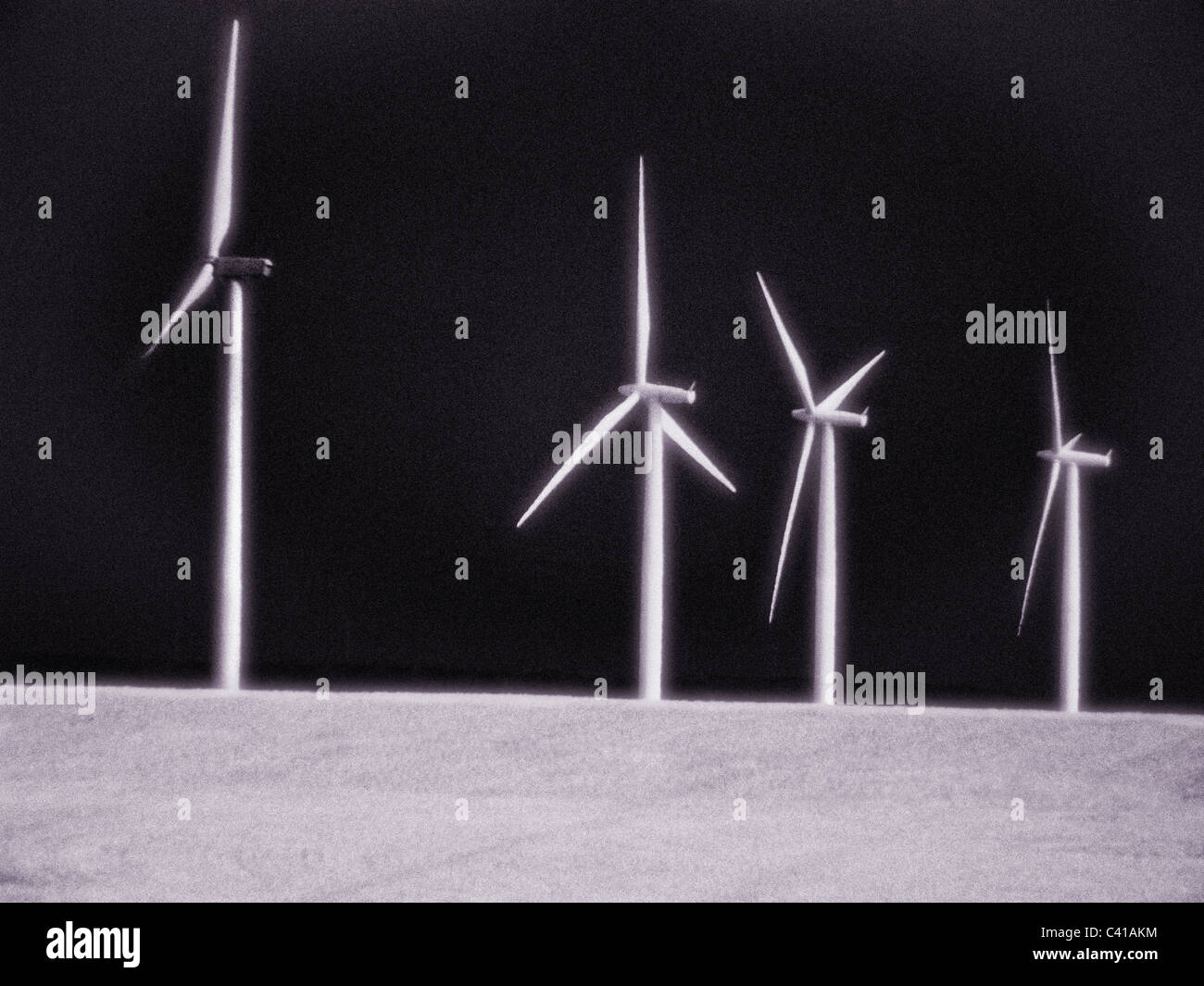 Stromerzeugende Windmühlen Wasco, Oregon fotografiert in Infrarot Stockfoto