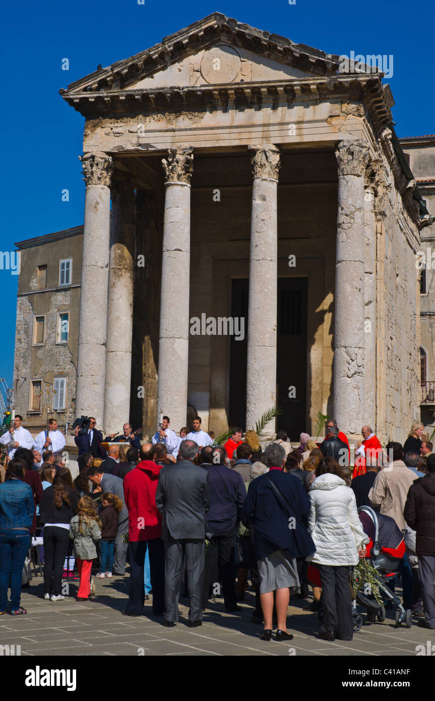 Outdoor-Messe vor der Augustov Hram Tempel des Augustus im Forum Kapitolinski Trg Platz Pula Istrien Kroatien Europa Stockfoto