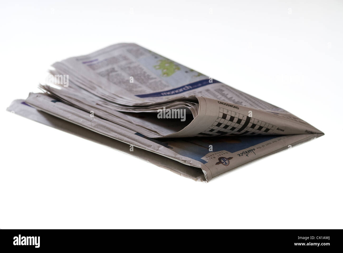 Zeitung auf weißem Hintergrund gefaltet. Stockfoto