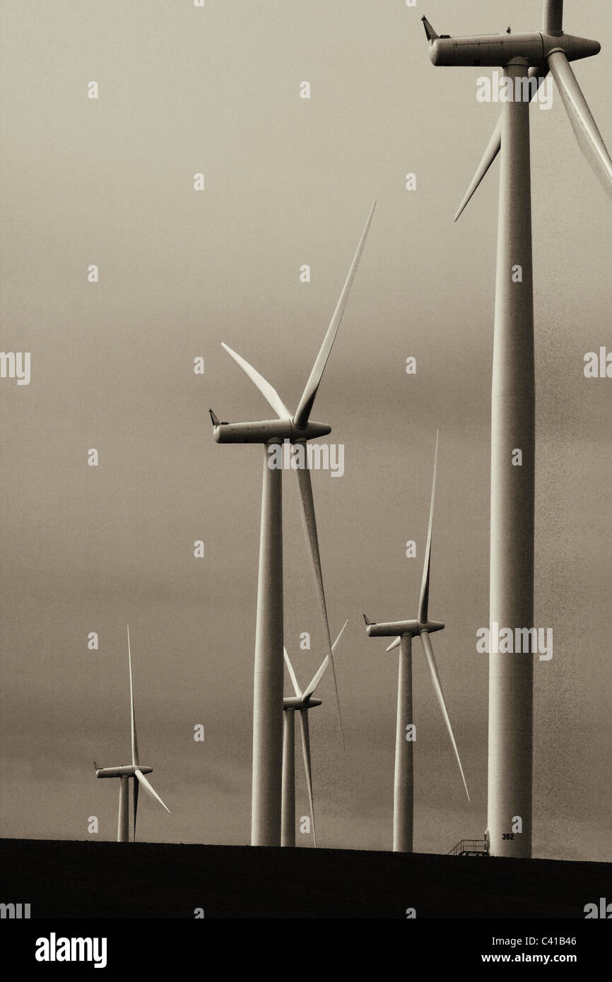 Stromerzeugende Windmühlen & Autobahn Wasco, Oregon Stockfoto
