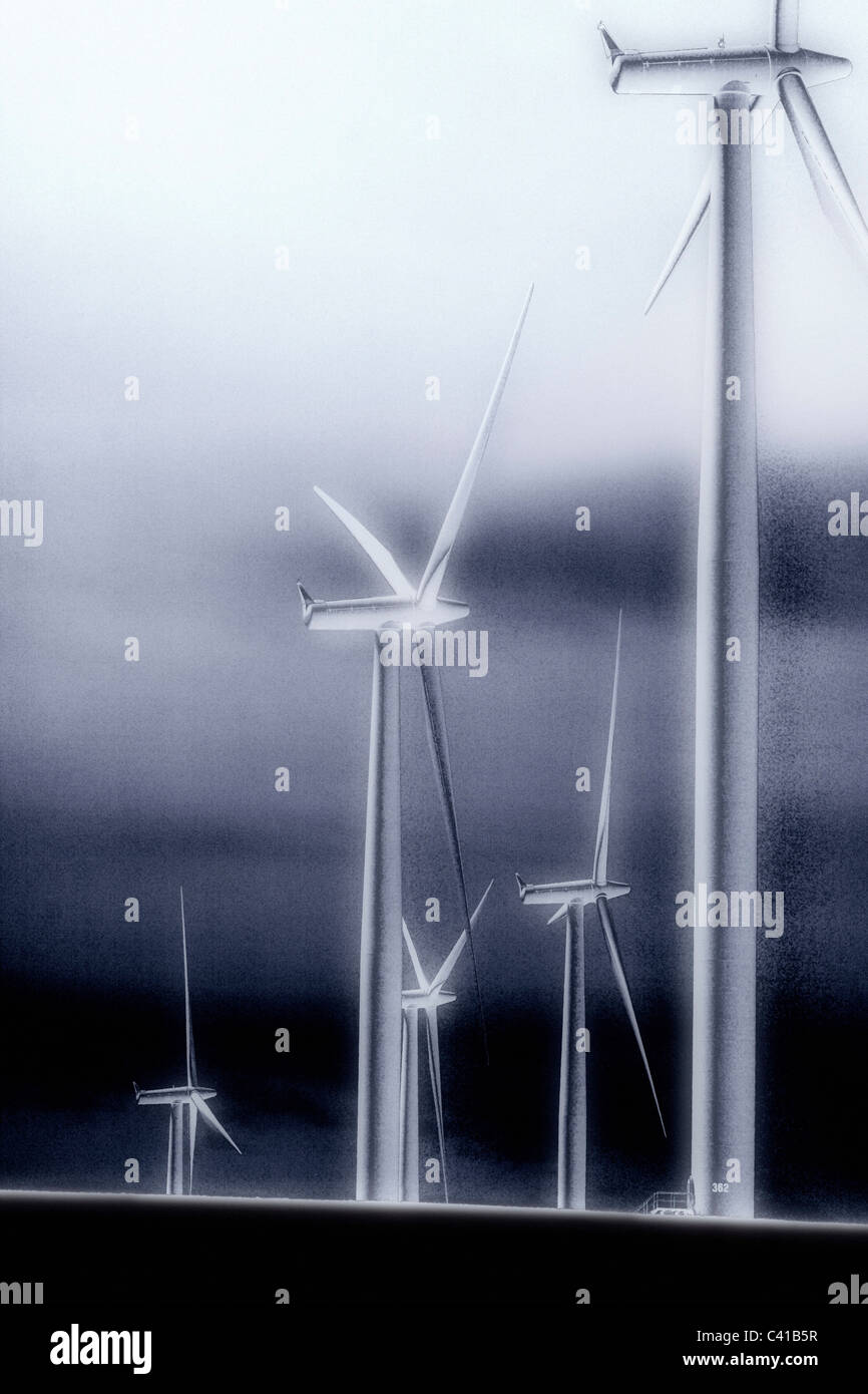 Stromerzeugende Windmühlen & Autobahn Wasco, Oregon Stockfoto