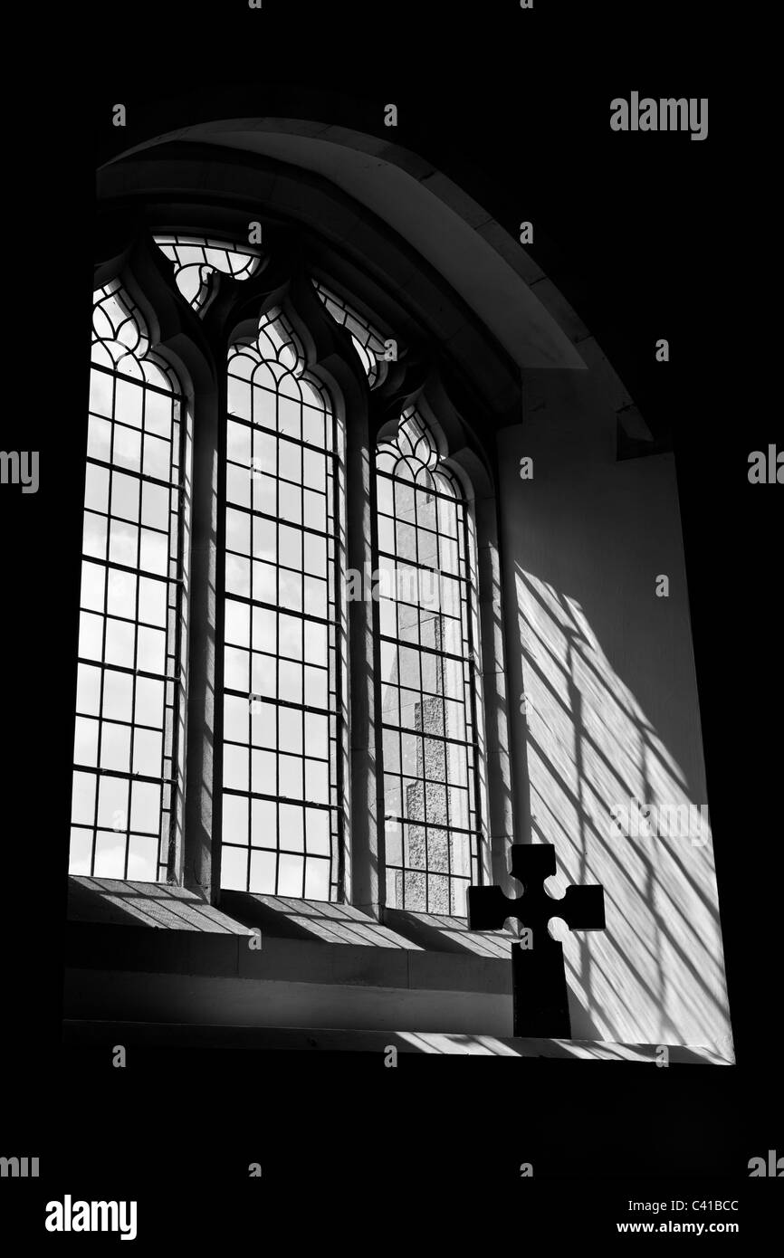 Sonnenlicht durch die Fenster der Kirche St. Michael und alle Engel Lydbury North, Shropshire Stockfoto