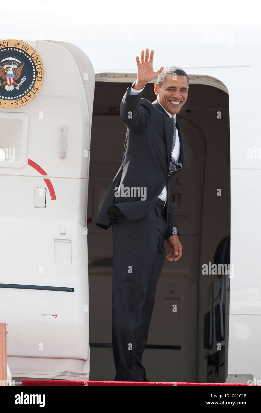 US-Präsident Obama winkt zum Abschied als er seine offizielle Boeing 757 am Flughafen Stansted nach seinem Staatsbesuch in Großbritannien betritt Stockfoto