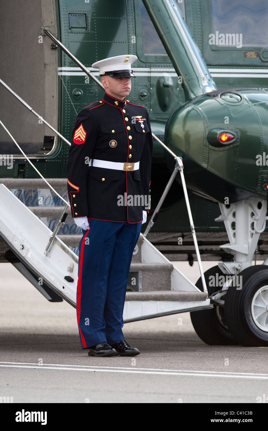 US Marines stehen durch Präsident Obama offizielle Hubschrauber Marine One am Flughafen London Stansted Stockfoto