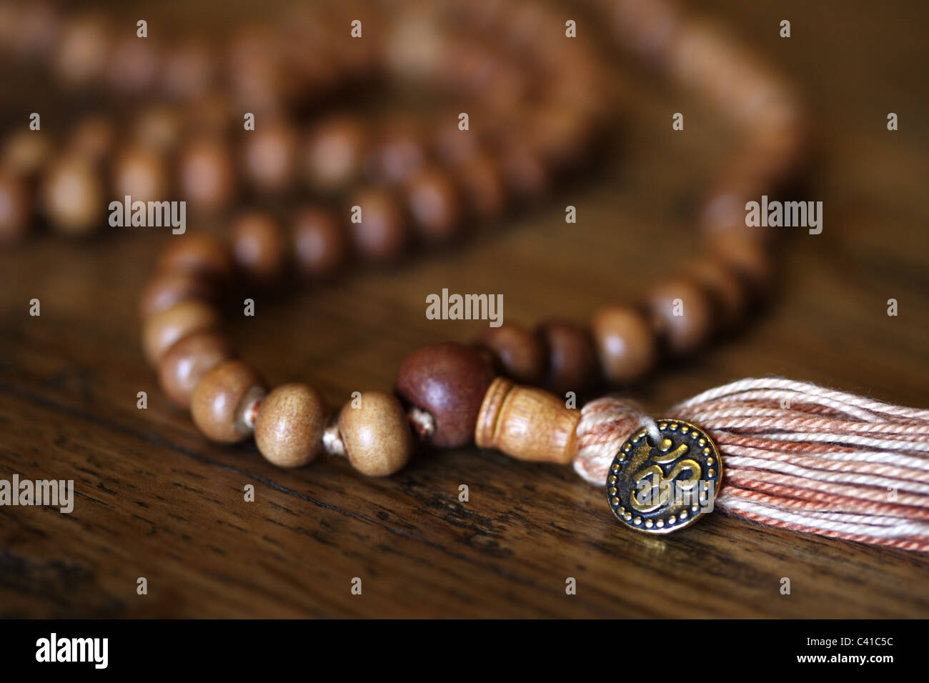 Buddhist oder hindu Sandelholz Mala auf einen Eichentisch. Stockfoto