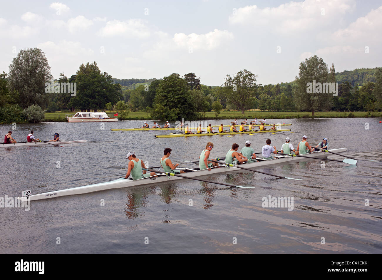 8-Mann-Ruderboote bereiten ein Rennen bei der Royal Henley Regatta starten Stockfoto