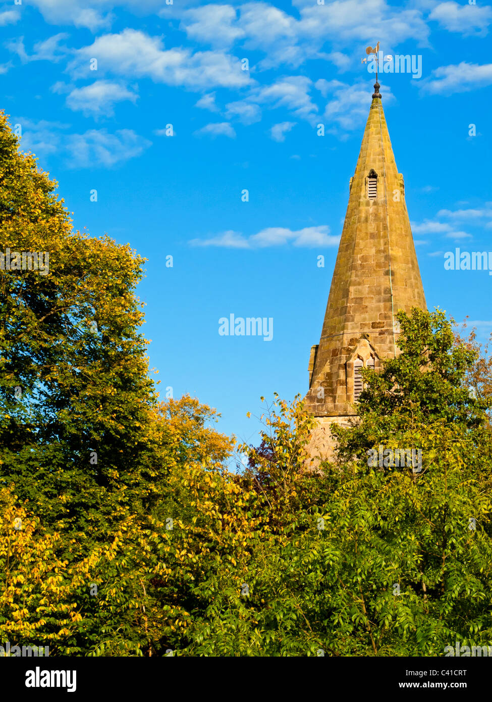 Turm aus dem vierzehnten Jahrhundert der Kirche von St. Anne im Baslow Derbyshire England UK Stockfoto