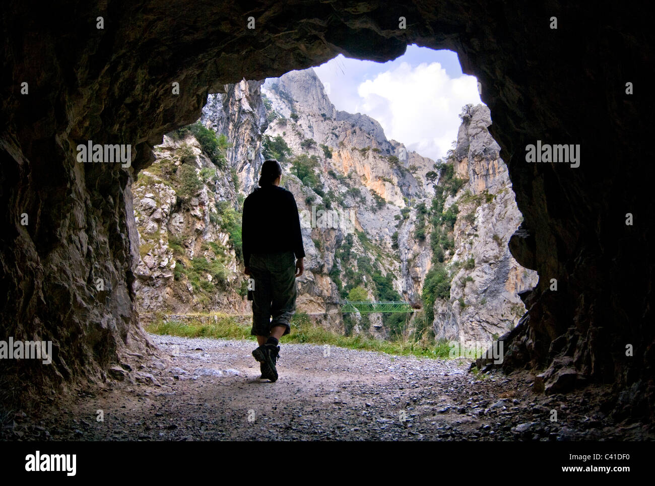 Walker auf die dramatische Fußweg in die Garganta del sorgen, in der Nähe von Kain. Picos de Europa, Asturien. Stockfoto