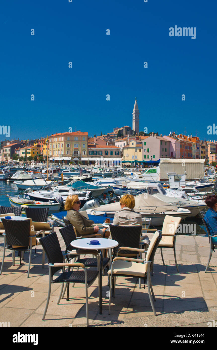 Cafe Terrasse in der Marina Hafen Rovinj Istrien Kroatien Europa Stockfoto