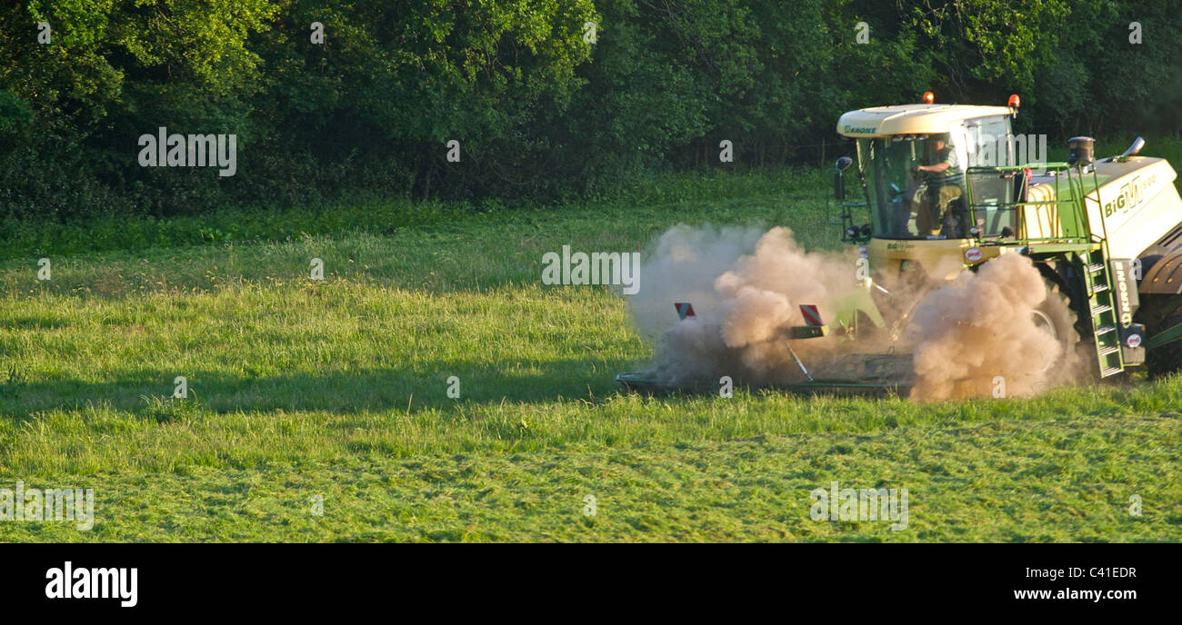 Eine Krone Big M 500 massiven Rasen Schneidemaschine arbeitet in Trockenheit im Süden von England. Stockfoto