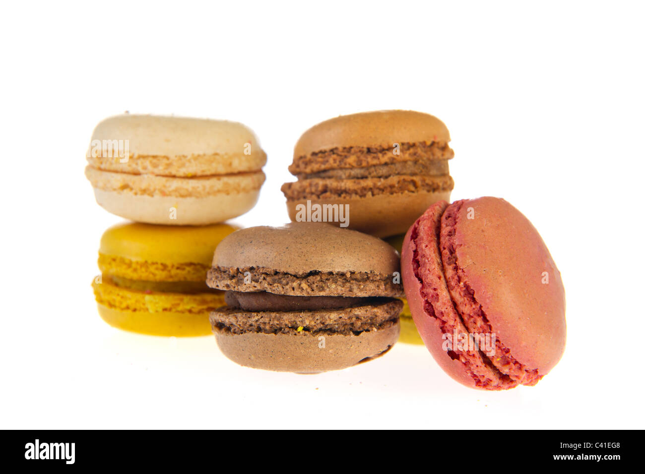 Bunte französische Macarons isoliert auf weißem Hintergrund Stockfoto