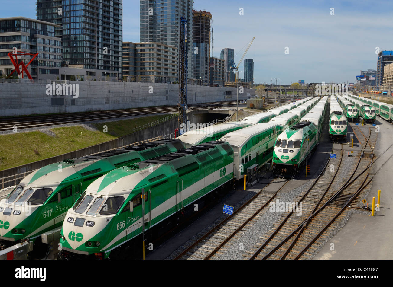 Klicken Sie Bahn commuter Railroad cars aufgereiht auf Downtown Toronto Titel warten in die Union Station für Rush hour zu kommen Stockfoto