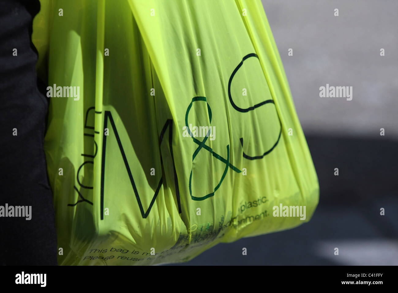 Ein M & S Plastiktüte in London durchgeführt werden Stockfoto