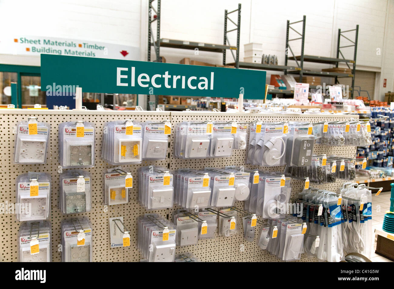 Elektrische Geräte für den Verkauf in Ridgeons DIY speichern, Newmarket Suffolk UK Stockfoto