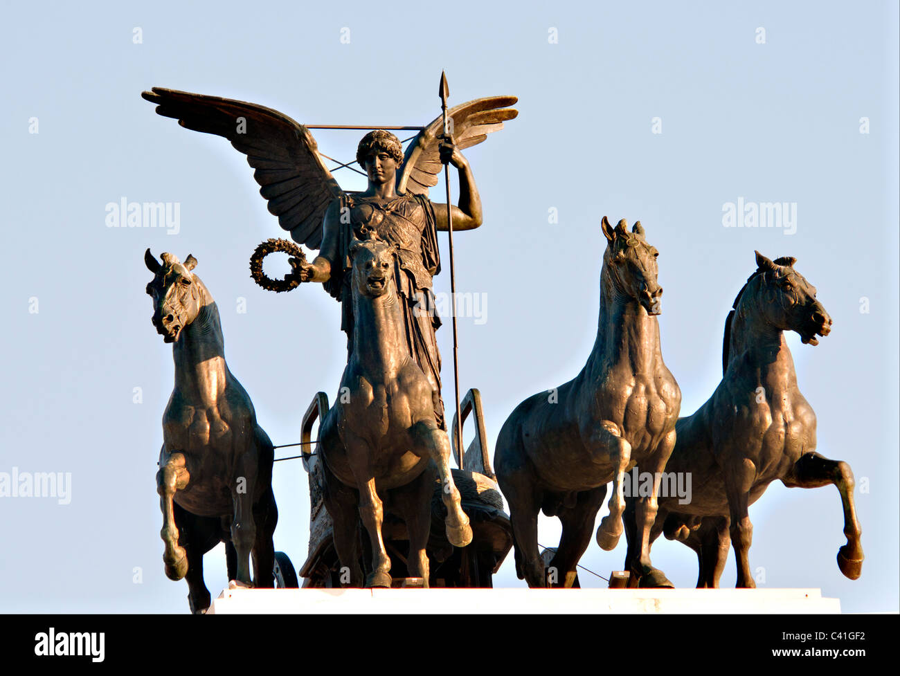 Bronze-Statue der Göttin Sieg reiten Quadriga-Detail auf dem Dach des Denkmals von Victor Emmanuel II in Rom, Italien Stockfoto
