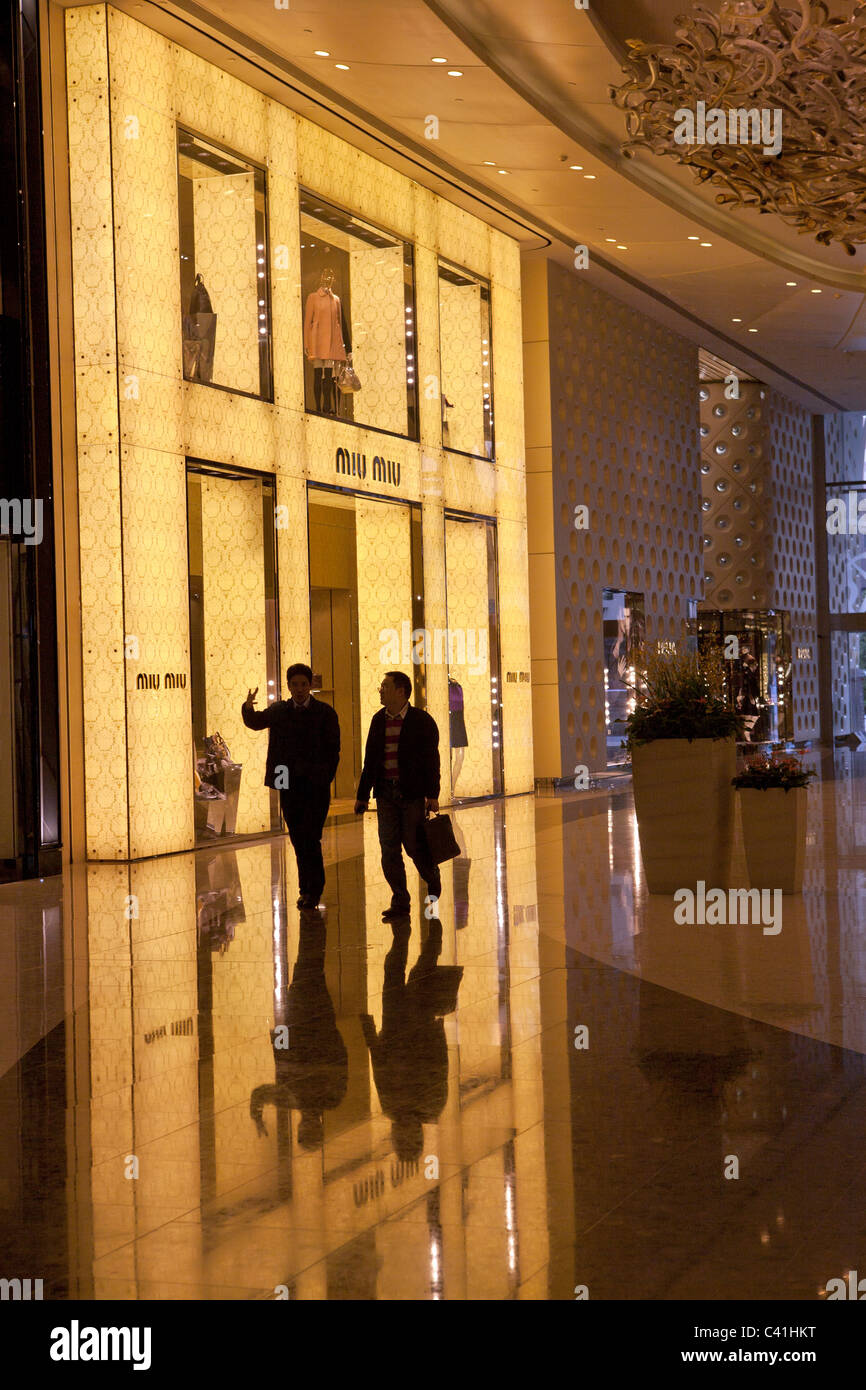 Passanten in Shopping-Mall, Pudong, Shanghai, China Stockfoto