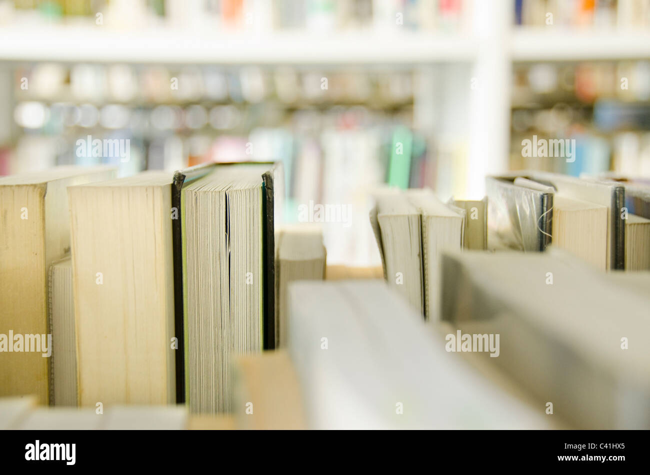 Bücher über mehrere Bücherregale, Bibliothek, UK Stockfoto