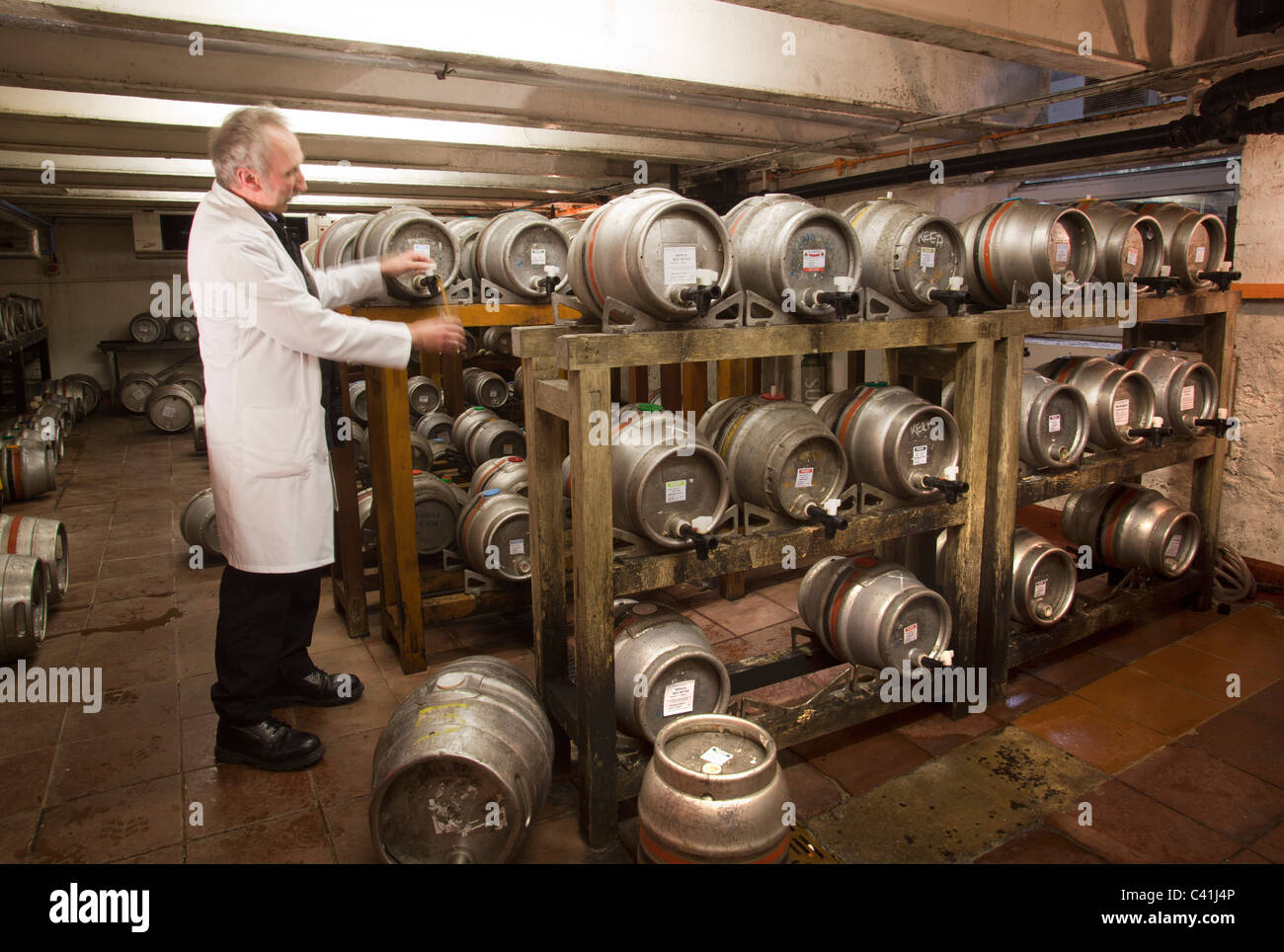 Bier-Qualitätsprüfung im Gehirn Brauerei Cardiff South Wales UK Stockfoto