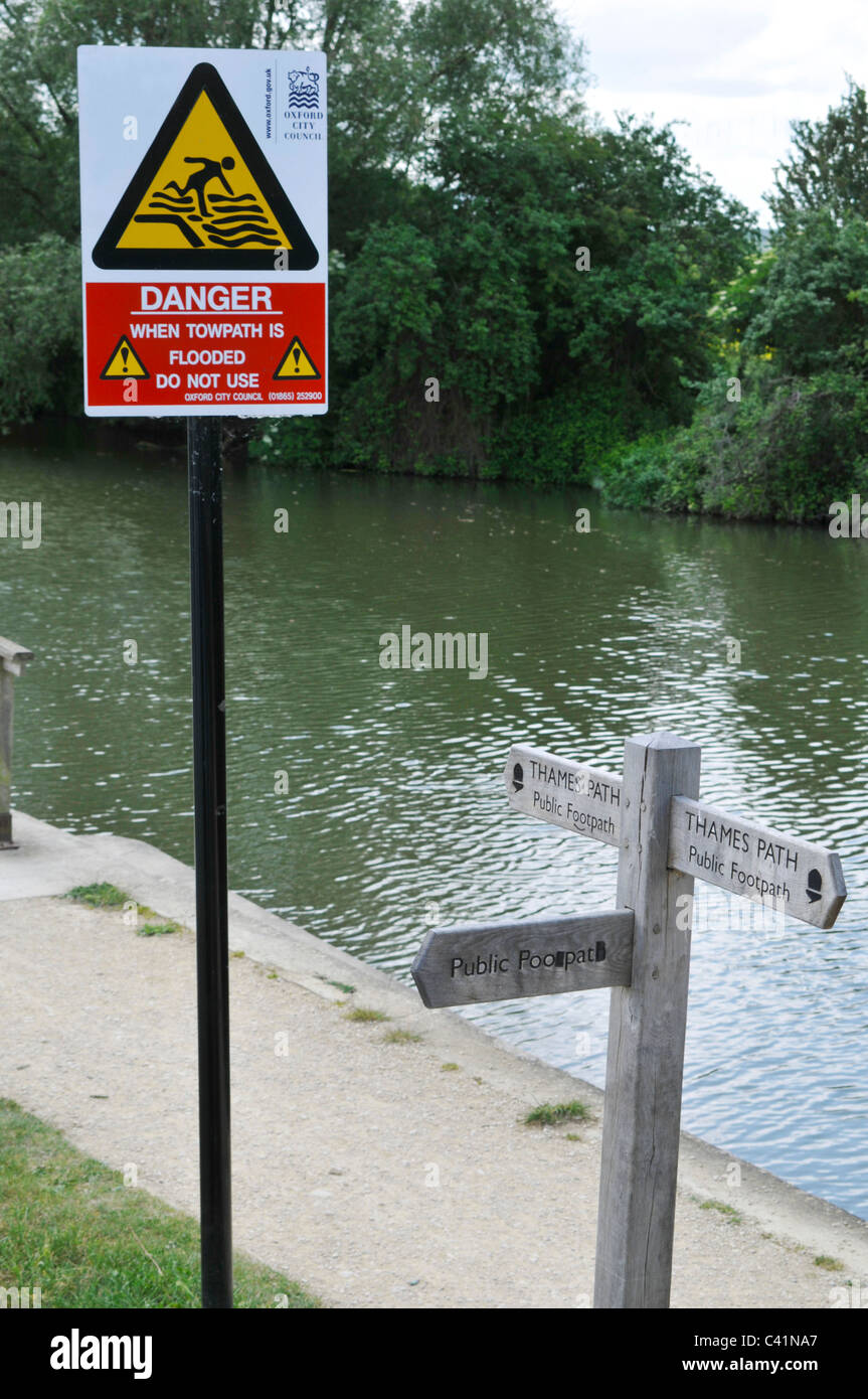 Warnschild am Fluss auf der Themse Weg National Trail Stockfoto