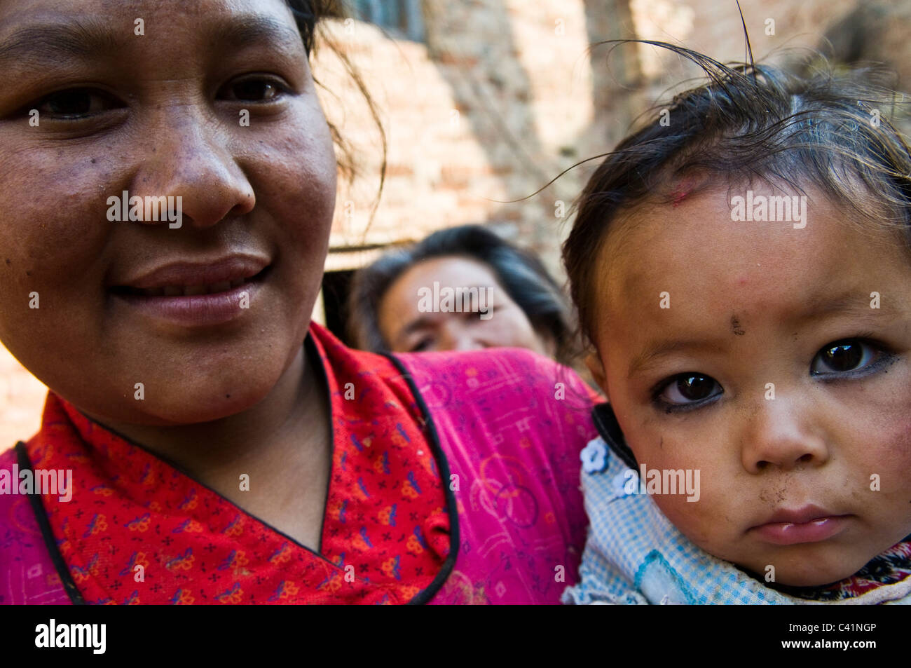 Nettes Nepali Baby mit seiner Familie. Stockfoto