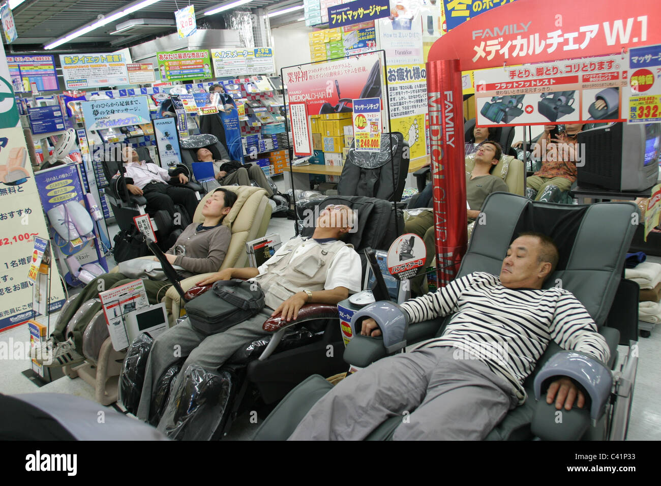 Verbraucher, die Einkaufen für weiße Ware und Elektronik, Tokio, Japan. Stockfoto