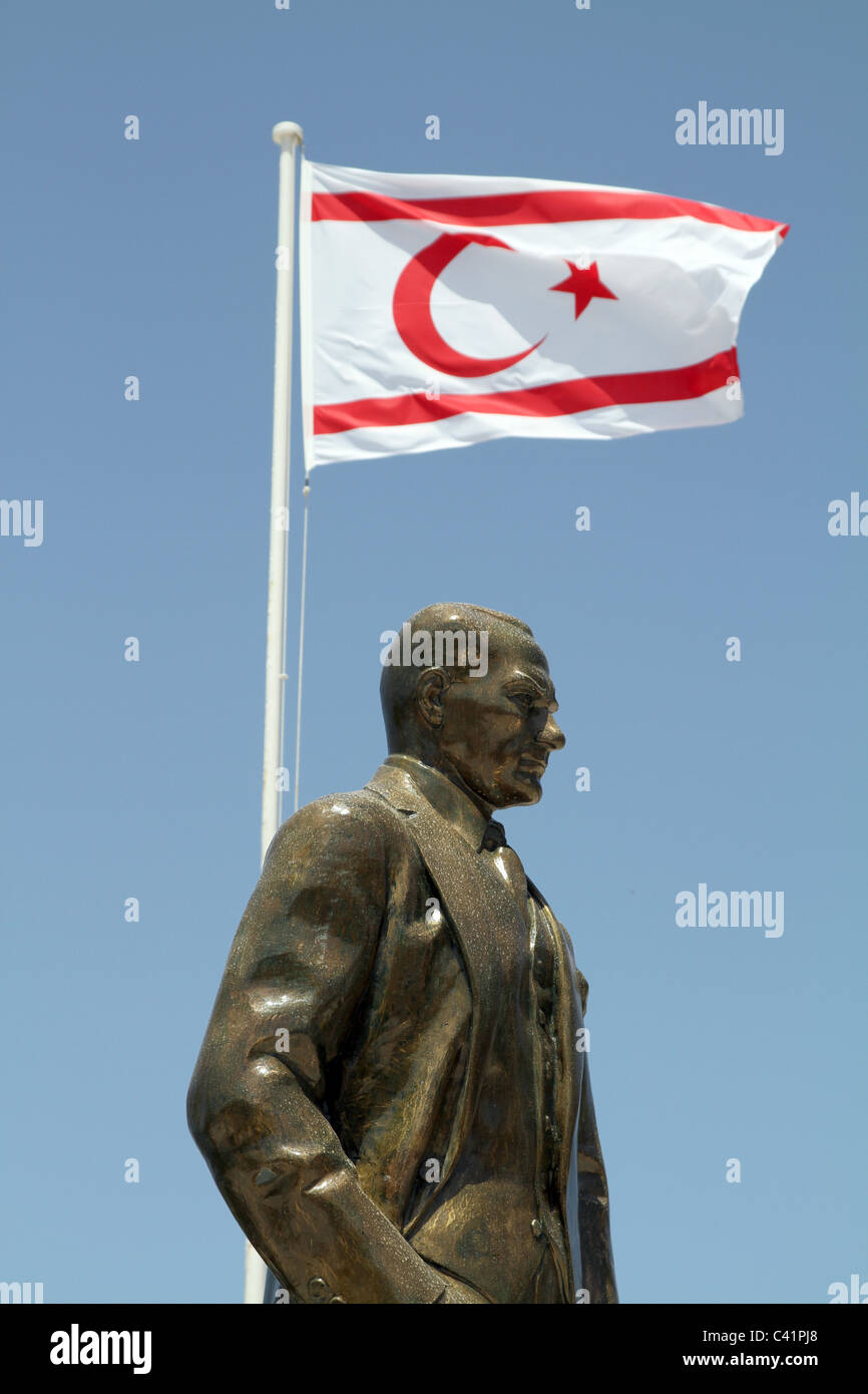 Statue von Atatürk mit der Flagge von den Türken besetzten Nordzypern in Kyrenia Stockfoto