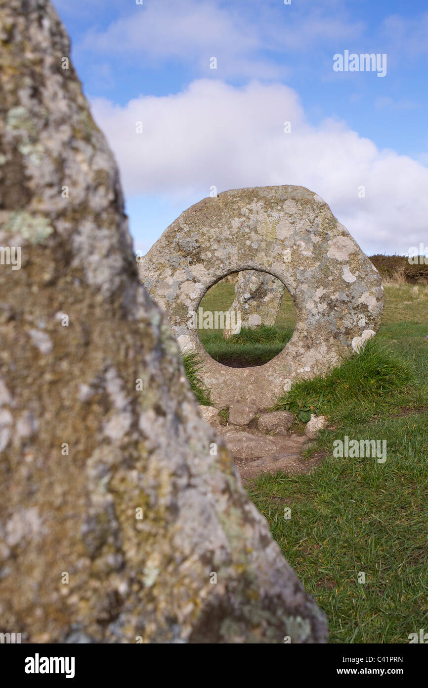 Die Männer-an-Tol (gelochte Stein) bestehend aus 4 Granit Strukturen möglicherweise Bronzezeit im Moor in der Nähe von Madron in West Cornwall Stockfoto