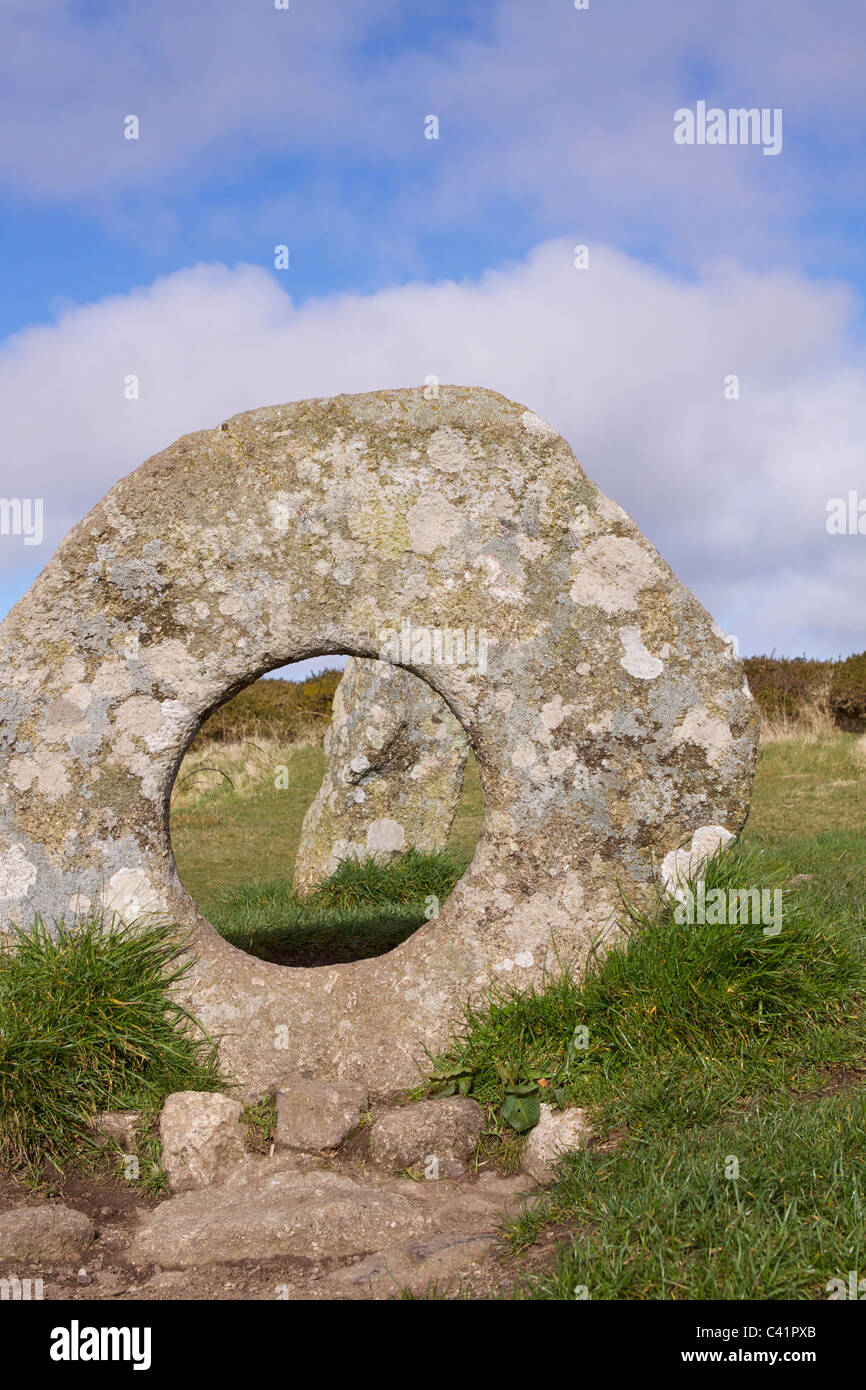 Die Männer-an-Tol (gelochte Stein) bestehend aus 4 Granit Strukturen möglicherweise Bronzezeit im Moor in der Nähe von Madron in West Cornwall Stockfoto