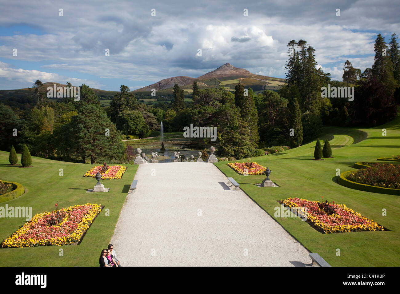Große Zuckerhut erhebt sich über die Gärten von Powerscourt House, Enniskerry, County Wicklow, Irland. Stockfoto