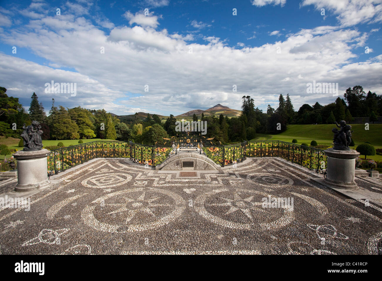 Die Gärten und Vorplatz der Powerscourt House, Enniskerry, County Wicklow, Irland. Stockfoto