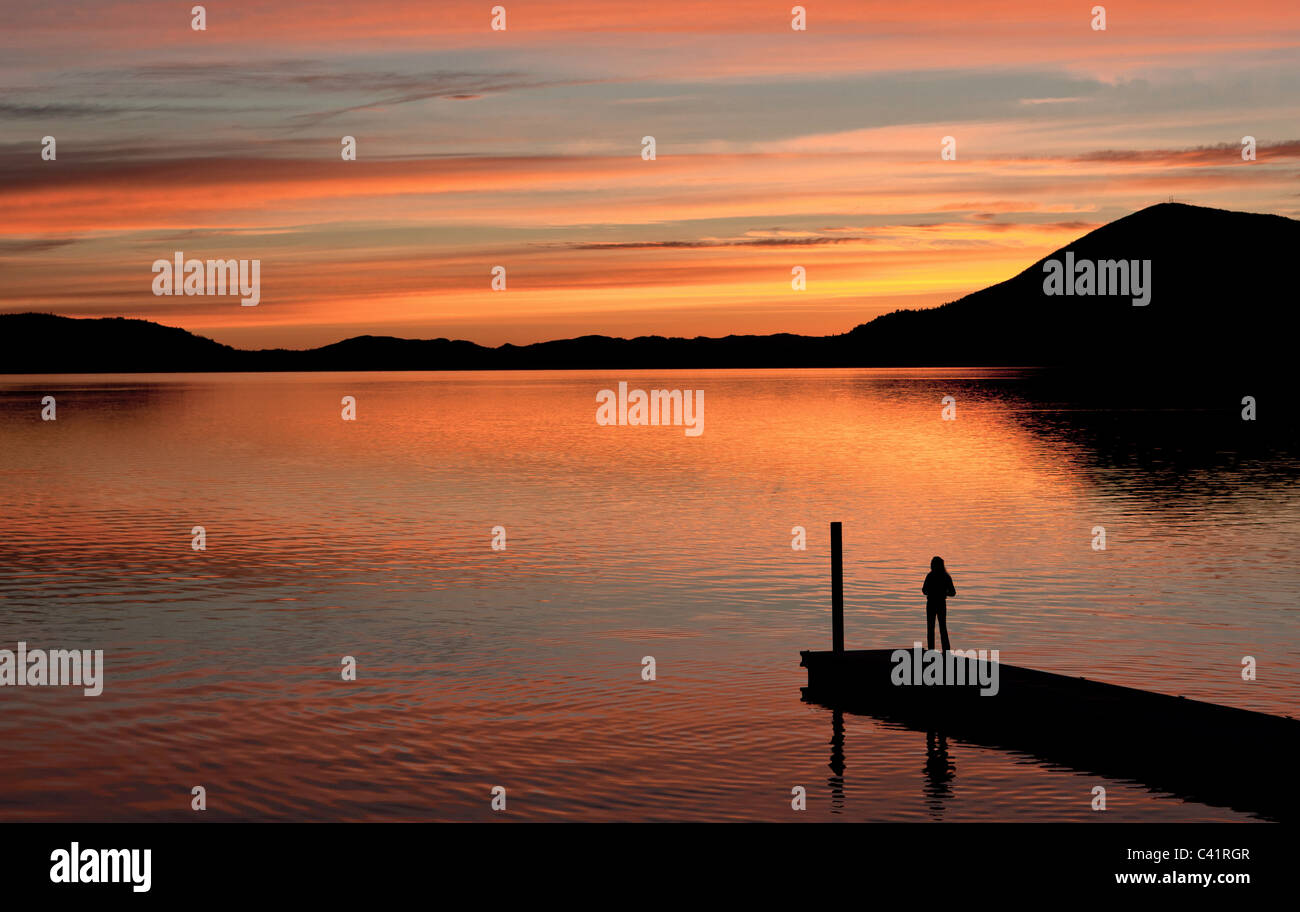 Morgendämmerung am Clear Lake in Lakeport in Lake County, Kalifornien, USA. Stockfoto