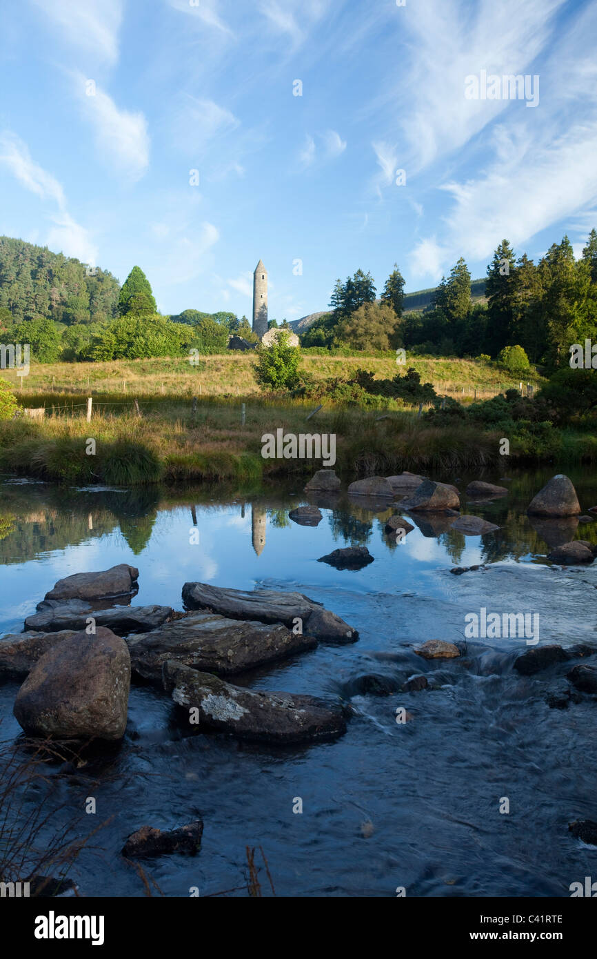 Reflexion der runde Turm, Glendalough Glendalough Valley, Wicklow Mountains National Park, County Wicklow, Irland. Stockfoto