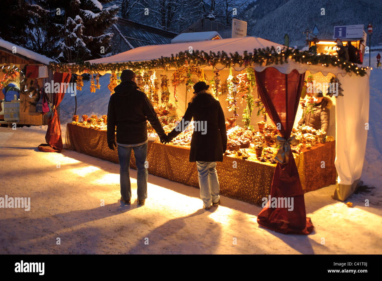 berühmten Weihnachtsmarkt am Abend an der Abtei Ettal in Deutschland, Bayern Stockfoto