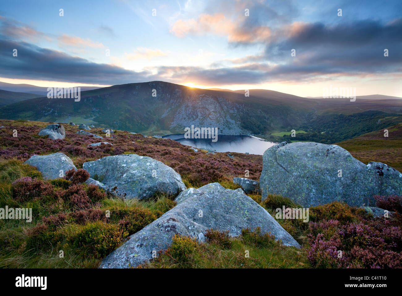 Sonnenuntergang über Lough Tay, Wicklow Mountains National Park, County Wicklow, Irland. Stockfoto