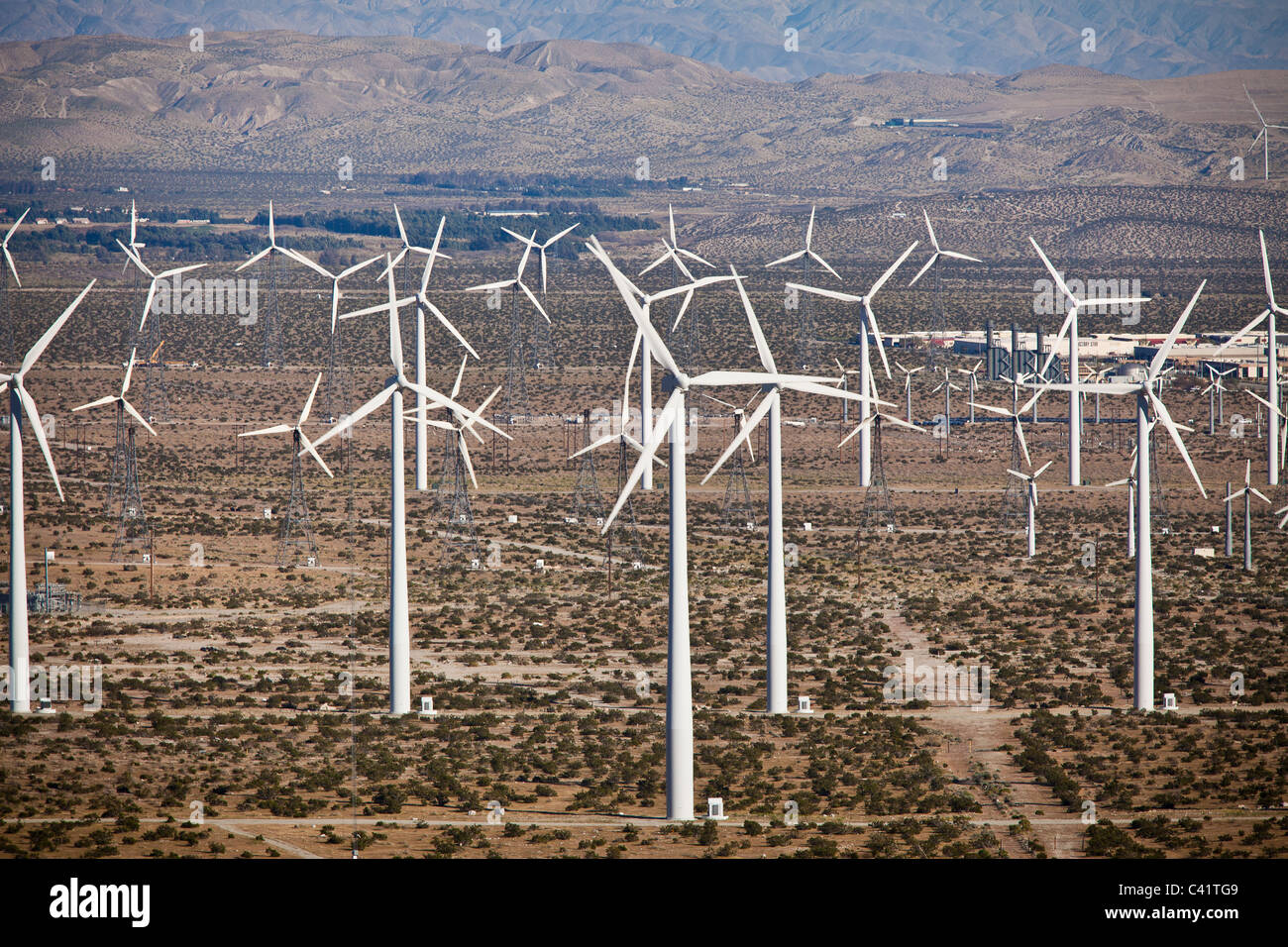 Windkraftanlagen an der San Gorgonio Pass Wind Farm außerhalb von Palm Springs, CA. Stockfoto