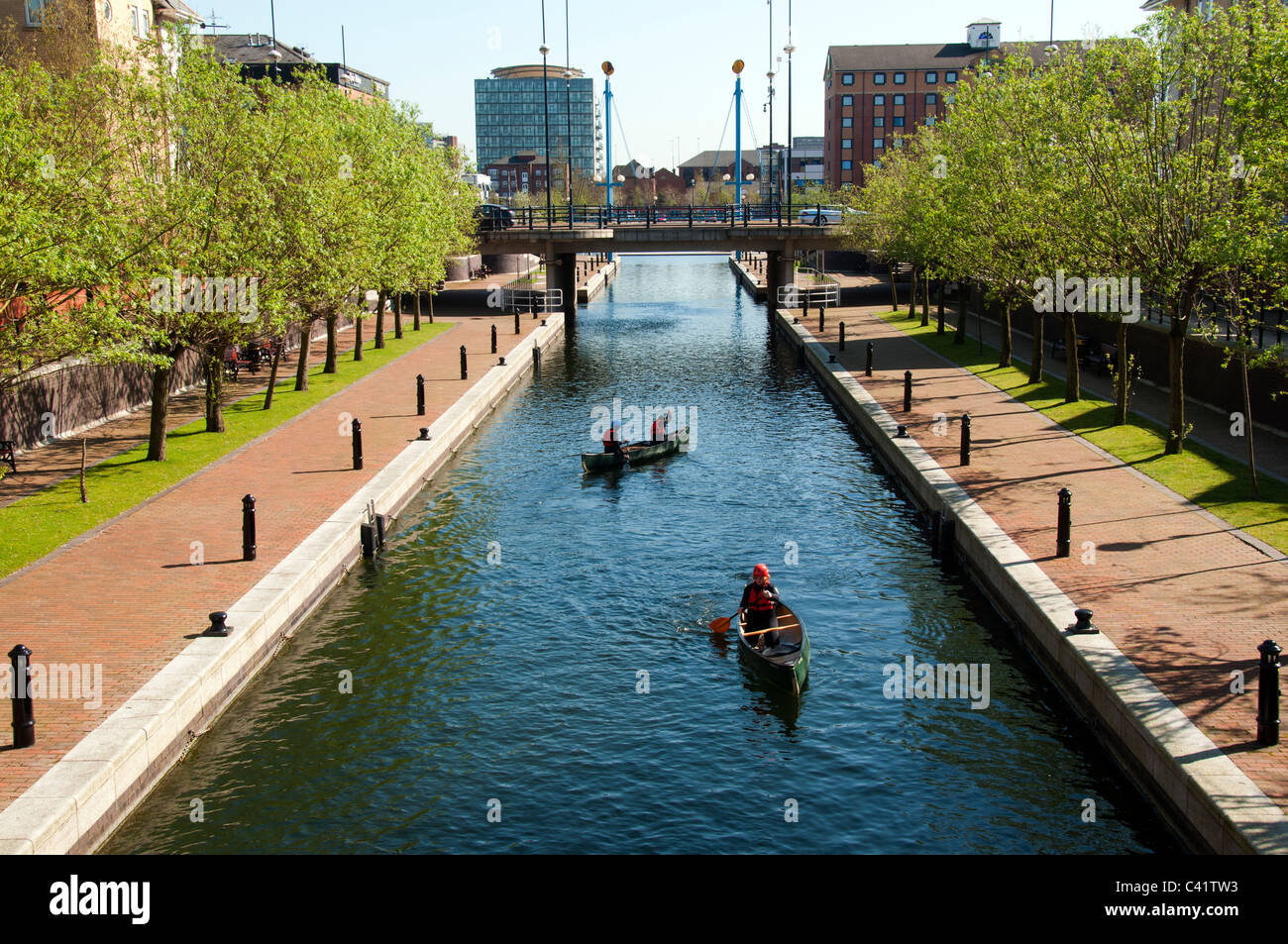 Kanuten auf der Mariners Canal, Salford Quays, Manchester, UK Stockfoto
