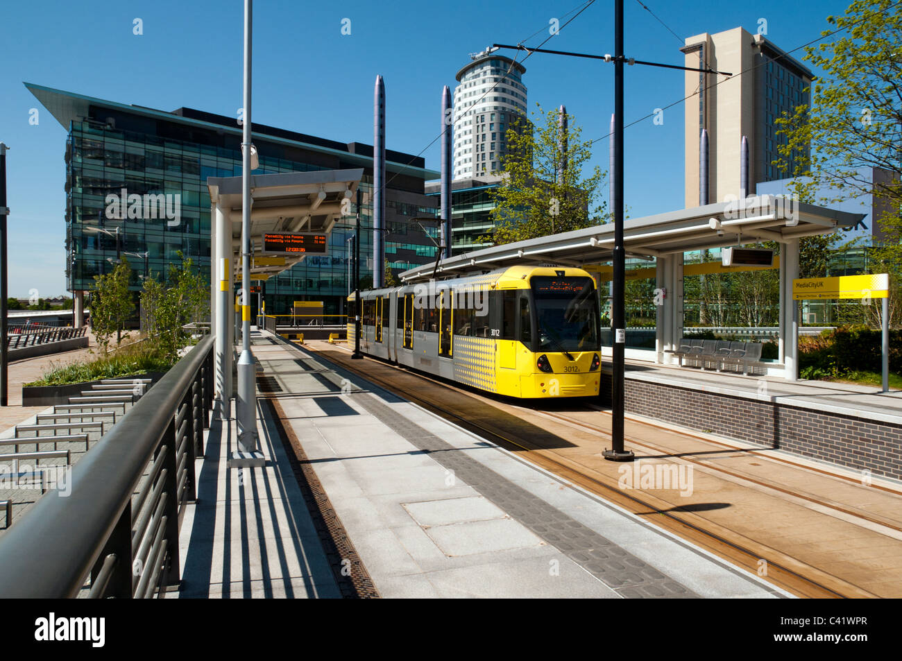 M5000 Flexity Swift Straßenbahn an der Metrolink Station bei MediaCityUK, Salford Quays, Manchester, England, UK. Stockfoto