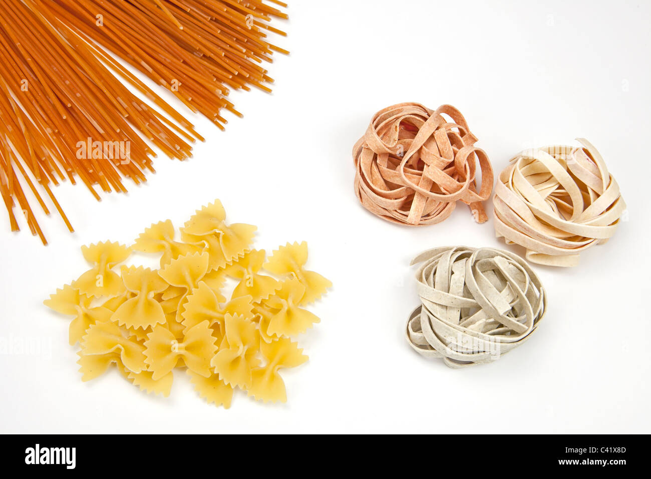 drei verschiedene Arten von Nudeln - Spaghetti, Farfalle, tagliatelle Stockfoto