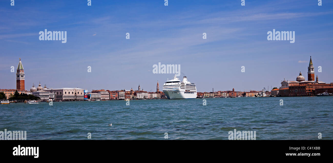 Venedig, Seven Seas Mariner Passagierschiff verlassen Canale di San Marco in Canale della Giudecca Italien Europa Stockfoto