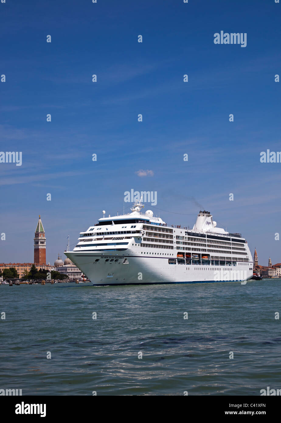 Venedig, Seven Seas Mariner Passagierschiff verlassen Canale di San Marco in Canale della Giudecca Italien Europa Stockfoto