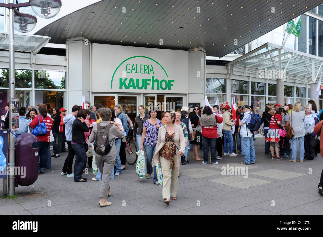 Shop-ArbeiterInnen von Galleria Kaufhof auffällig für mehr Zahlen in Heidelberg Deutschland 27.05.11 Stockfoto