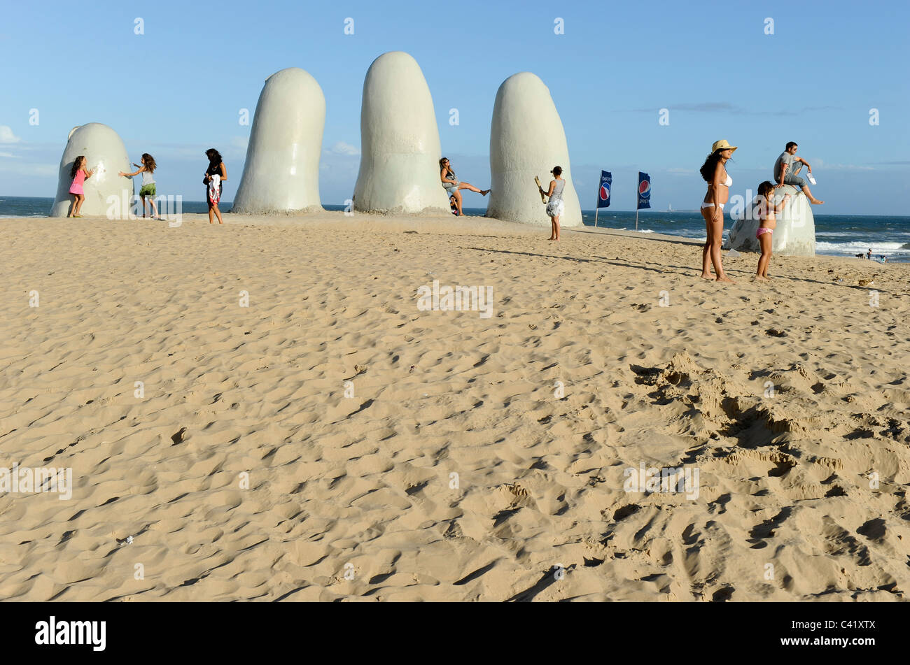 URUGUAY, Punta del Este, Skulptur "Los Dedos" die Finger einer Hand am Strand Stockfoto
