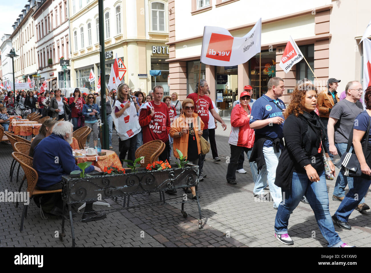 Arbeitnehmer aus Galleria Kaufhof auffällig für mehr bezahlen als der Marsch durch die Straßen von Heidelberg Deutschland Shop 27.05.11 Stockfoto