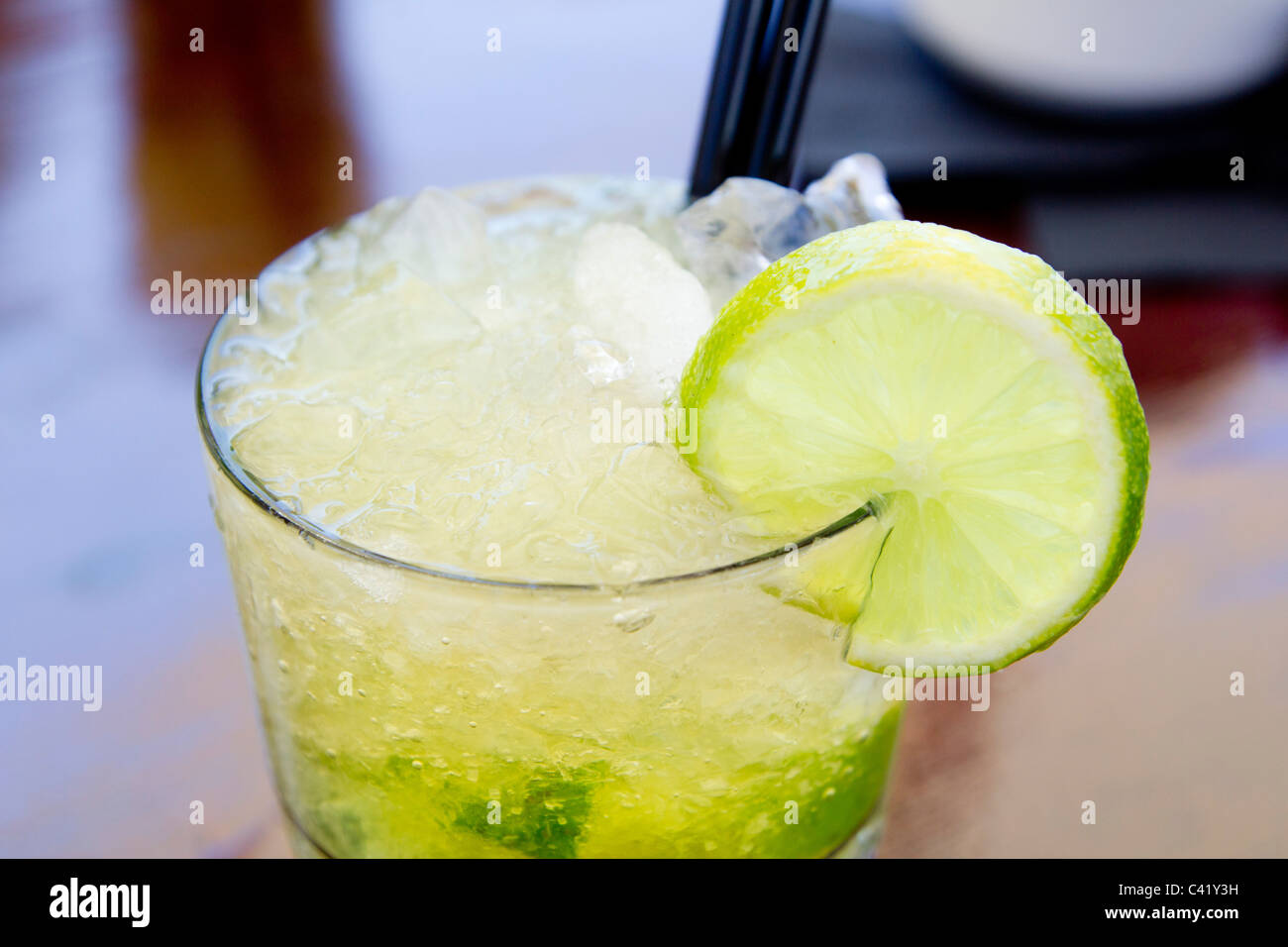 Cocktail Mojito Eis Zitrone Strohhalme in tropische Getränke Stockfoto